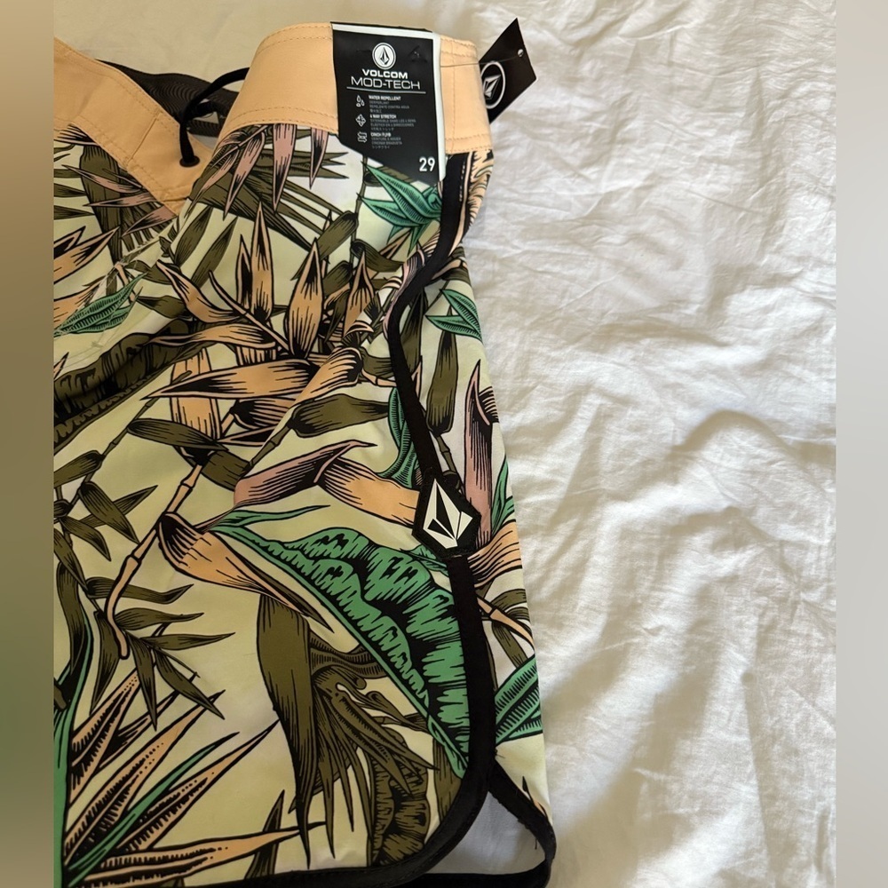 VOLCOM Tropical Print Men's Swim Shorts - Picture 3 of 10